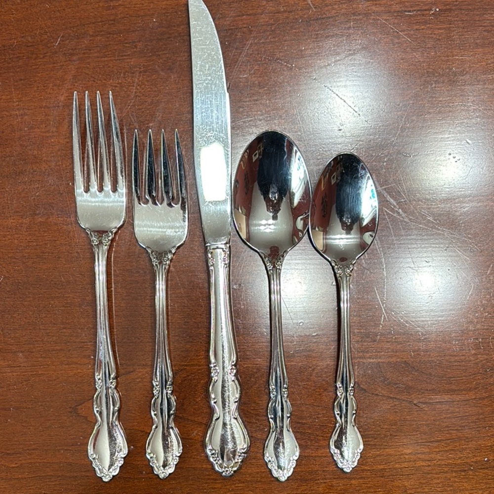 Oneida 70 Piece Cutlery Set